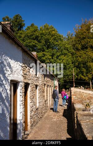 Großbritannien, Wales, Cardiff, St Fagans, National Museum of History, Besucher in der Gasse 1795 Rhyd-y-Car Terrace, von Merthyr Tydfil Stockfoto