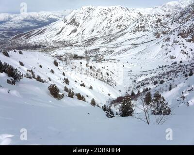 Schöne Berglandschaft, chimgan Berge mit Schnee im Winter bedeckt Stockfoto