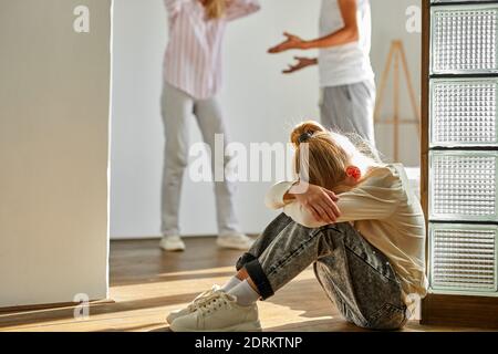 Kind Mädchen ist müde von Familienkonflikten, Scheidung und Kinder Konzept. Kleines Kind Mädchen ist mit Streit der Eltern aufgeregt, sie gehen, um divor sein Stockfoto