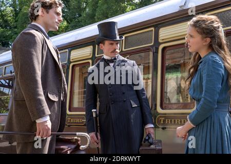 HENRY CAVILL, SAM CLAFLIN und MILLIE BOBBY BROWN in ENELA HOLMES (2020), Regie: HARRY BRADBEER. KREDIT: NETFLIX/LEGENDAY UNTERHALTUNG/PCMA PROD/WARNER BROS/ALBUM Stockfoto