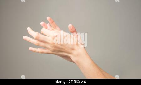 Symptome der Parkinson-Krankheit. Nahaufnahme von Zittern (zitternden) Händen von Frauen mittleren Alters, die an Parkinson erkrankt sind. Psychische Gesundheit und neurologische Stockfoto
