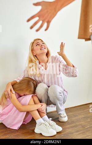 Wütend Vater schimpft Tochter und Frau, Familienprobleme. Angst Kind mit Frau Unterstützung, gehen zu geschieden werden. Komplizierte Beziehung. Familie qua Stockfoto