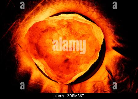 Brennendes Feuer Stein, von innen beleuchtete Mineral Rock Stockfoto