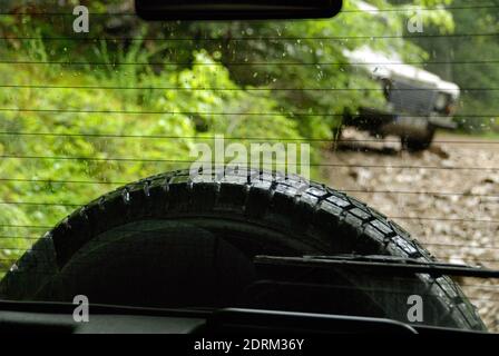Blick durch das Fenster im Fahrzeug mit Allradantrieb. Stockfoto