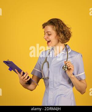 Frau Arzt mit Stethoskop und Ordner. Arzt hält einen Ordner. Krankenschwester hält Patienten medizinischen Chart. Krankenschwester hält Ordner und Notizen. Ordner mit Informationen. Stockfoto