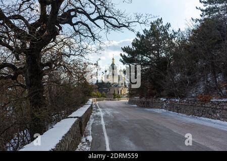 Foros Kirche im Winter in Krim am 08. Februar 2020. Winterlandschaft mit alter Architektur und der Weg zu ihr. Orthodoxe bekannte Kirche. Trav Stockfoto