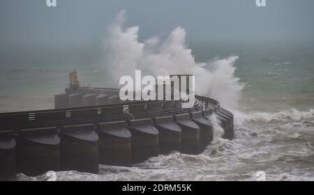 Brighton UK 21. Dezember 2020 - Wellen schlagen heute über die Westwand der Brighton Marina, während starke Winde und heftiger Regen entlang der Südküste ziehen : Credit Simon Dack / Alamy Live News Stockfoto