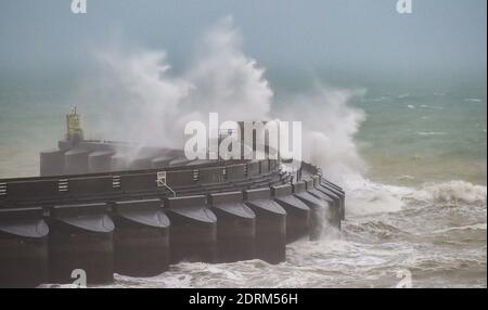 Brighton UK 21. Dezember 2020 - Wellen schlagen heute über die Westwand der Brighton Marina, während starke Winde und heftiger Regen entlang der Südküste ziehen : Credit Simon Dack / Alamy Live News Stockfoto