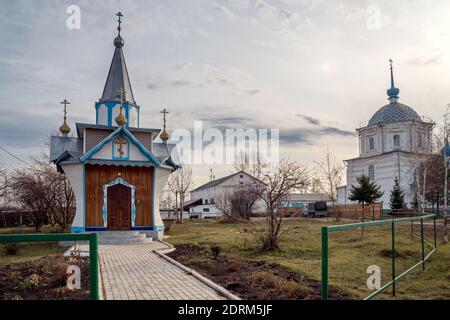 Die Kapelle des Heiligen Daniil Achinsky (1784 - 1843) und die Kirche der Auferstehung Christi (1735-1747) auf dem Gebiet des Iwerski Frauenklosters. Stockfoto