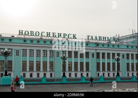 Die Inschrift auf der Fassade der Stadt Bahnhof in Russisch - Nowosibirsk Main, von der Seite des Bahnhofs Platz auf einem bewölkten Sprotte Stockfoto