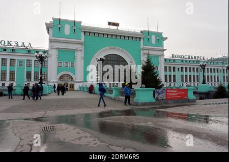 Die Menschen gehen über die Brücke am Eingang in die obere Ebene des Hauptbahnhofs der Stadt vom Bahnhof Platz. Stockfoto