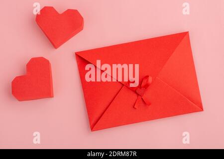 Rote Papierherzen und Umschlag mit Liebesbrief Stockfoto