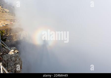 Brocken Geist auf Ai-Petri Krim am 29. November 2020. Ein ungewöhnliches Naturphänomen mit dem Schatten eines Menschen und einer Aura um ihn herum. Reise nach rus Stockfoto