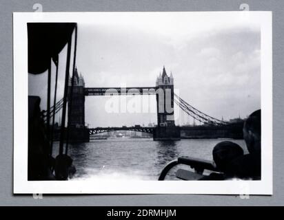 Foto eines Aufdrucks von Tower Bridge im Jahr 1957, der mit einer Brownie 127 Kamera aufgenommen wurde. Stockfoto