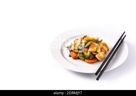 Hähnchen mit Gemüse auf einem auf Weiß isolierten Teller unter Rühren anbraten Hintergrund Stockfoto