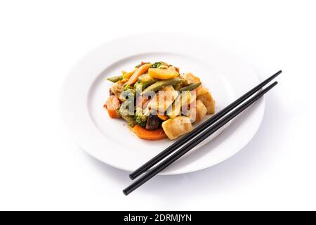Hähnchen mit Gemüse auf einem auf Weiß isolierten Teller unter Rühren anbraten Hintergrund Stockfoto