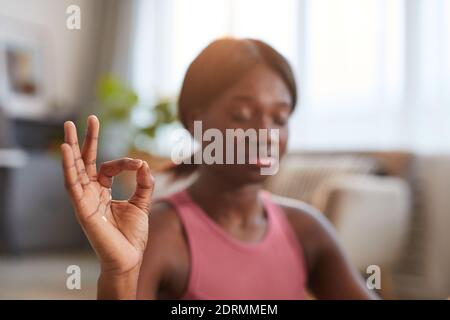 Porträt einer jungen afroamerikanischen Frau in rosa Sportkleidung während des Yoga Workout zu Hause Stockfoto