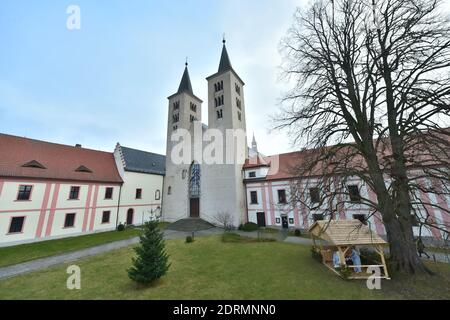 Milevsko, Tschechische Republik. Dezember 2020. Archäologen haben im Kloster (im Bild) in Milevsko, Tschechien, einen Schrein mit einem abgebrochenem Teil des Nagels des Kreuzes entdeckt, an dem Jesus Christus gestorben ist ("wahres Kreuz"), sagten sie Journalisten am 21. Dezember 2020. Das sechs Zentimeter große Fragment des Nagels, mit dem Jesus Christus gekreuzigt wurde, wurde in einem Hohlraum im Gewölbe des Klosters gefunden. Kredit: Vaclav Pancer/CTK Foto/Alamy Live Nachrichten Stockfoto