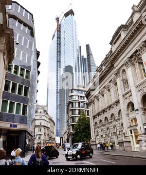 London, Großbritannien. September 2019. Threadneedle Street mit '22 Bishopsgate', dem höchsten Wolkenkratzer im Finanzviertel. Die Grundpfähle des 278 Meter hohen Bürogiganten wurden bereits 2009 aufgestellt, und nach vielen Verzögerungen wurde der offizielle Fertigstellungstermin für Dezember 2020 festgelegt. Quelle: Waltraud Grubitzsch/dpa-Zentralbild/ZB/dpa/Alamy Live News Stockfoto