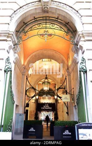 London, Großbritannien. September 2019. Einer der drei Eingänge zur ehemaligen Royal Commodity Exchange, Royal Exchange. Seit der Innenhof vor 20 Jahren umgebaut wurde, beherbergt es ein stilvolles Einkaufszentrum mit luxuriösen Geschäften, Cafés und Restaurants. Quelle: Waltraud Grubitzsch/dpa-Zentralbild/ZB/dpa/Alamy Live News Stockfoto