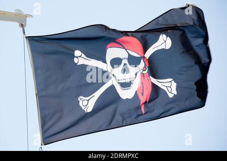 Dunkle Piratenflagge im Wind Stockfoto