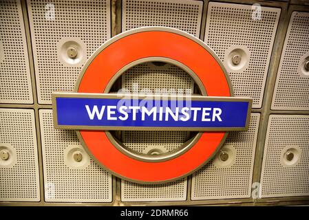 London, Großbritannien. September 2019. Das Logo der Westminster U-Bahnstation. Quelle: Waltraud Grubitzsch/dpa-Zentralbild/ZB/dpa/Alamy Live News Stockfoto