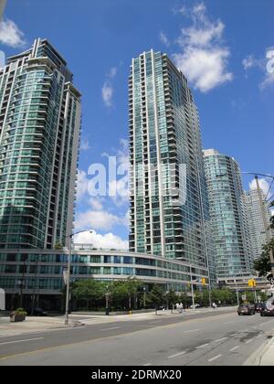 TORONTO, KANADA - Jul 25, 2010: Blick auf die Skyline zu Fuß Downtown Toronto an einem sonnigen Tag Stockfoto