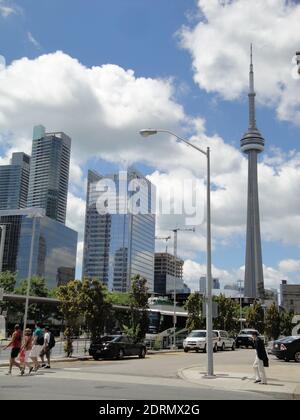 TORONTO, KANADA - 25. Jul 2010: Der CN Tower - Canadian National Tower - ist ein wichtiger Teil der Skyline von Toronto. So dominiert es viel von str Stockfoto