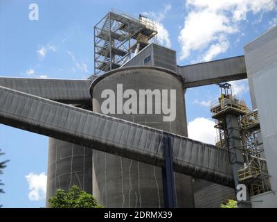 TORONTO, KANADA - 25. Jul 2010: Eine Zuckerfabrik in Toronto, Kanada. Silos und Förderbänder. Stockfoto