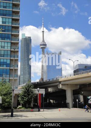 TORONTO, KANADA - 25. Jul 2010: Der CN Tower - Canadian National Tower - ist ein wichtiger Teil der Skyline von Toronto. So dominiert es viel von str Stockfoto