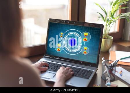 Laptop-Bildschirm mit einem Zeitmanagement-Konzept Stockfoto
