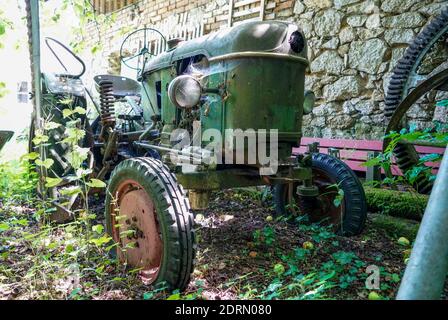 Eine niedrige Ansicht eines gut erhaltenen Traktors in einem Verlassene Platz auf dem Feld Stockfoto