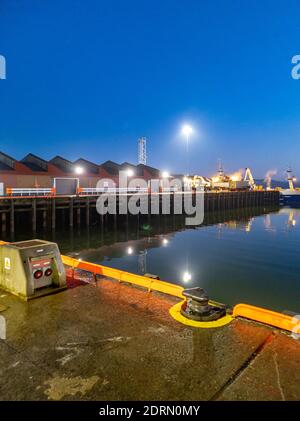 Killybegs ist der wichtigste Fischereihafen in Irland, und sein Hafen ist oft voll mit Trawlern. Stockfoto