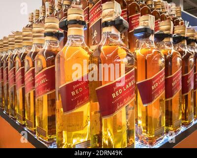 BELGRAD, SERBIEN - 29. NOVEMBER 2020: Johnnie Walker Red Label Whisky Logo auf einigen Flaschen zum Verkauf. Johnnie Walker ist eine Marke von Scotch Whisky. Pict Stockfoto