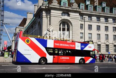 London, Großbritannien. September 2019. Ein Sightseeing-Bus bringt Touristen über Tower Brigde Credit: Waltraud Grubitzsch/dpa-Zentralbild/ZB/dpa/Alamy Live News Stockfoto