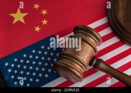 Richter gavel auf der Flagge der USA und China. Handelskrieg zwischen China und den Vereinigten Staaten. Rechtsstreite. Stockfoto