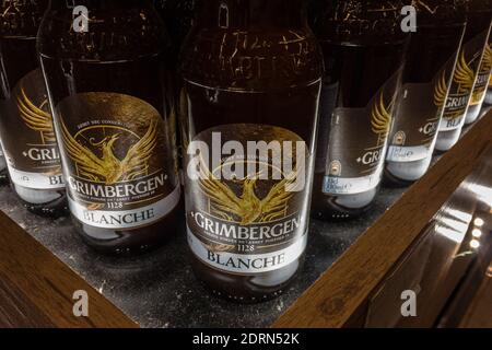 NOVI SAD, SERBIEN - 13. DEZEMBER 2020: Grimbergen Blanche Logo auf einer Weizenbierflasche ihrer Produktion. Grimbergeb ist ein belgisches Abteibier, das hergestellt wird Stockfoto