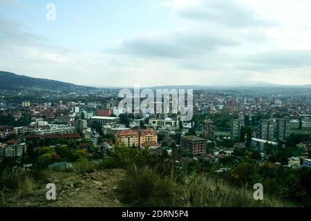 Panorama vonNord-Mitrovica, der serbische Teil der Stadt, mit Süd-mitrovica im Hintergrund, Es ist ein Symbol der Teilung zwischen albanern und ser Stockfoto