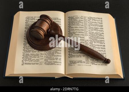 Richter gavel und juristische Buch. Draufsicht. Justiz und Rechtskonzept. Stockfoto