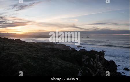 Panorama-Landschaft bei Sonnenuntergang in Valdearenas Beach in Liencres, Kantabrien. Stockfoto