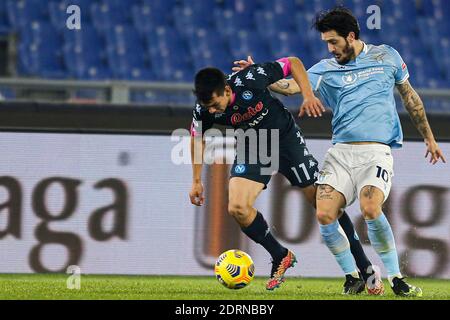 SSC Napoli mexikanischen Stürmer Hirving Lozano (L) Herausforderungen für die Ball mit Lazio spanischen Mittelsäufer Luis Alberto während der Serie Ein Fußballspiel SS Lazio gegen SSC Napoli Stockfoto