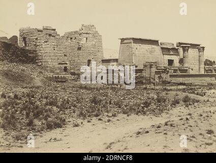 Künstler: Antonio Beato, italienisch, ca. 1825–ca. 1903, Medinet Habu: Hohes Tor mit römischen Säulen, Albumin-Druck, Blatt: 25.4 × 37.1 cm (10 × 14 5/8 in.); mit Befestigung: 32.4 × 41.9 cm (12 3/4 × 16 1/2 in.), Italienisch, 19. Jahrhundert, Arbeiten auf Papier - Fotografien Stockfoto