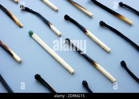 Burnout bei der Arbeit. Verbrannte Streichhölzer und ein Ganzes. Stockfoto