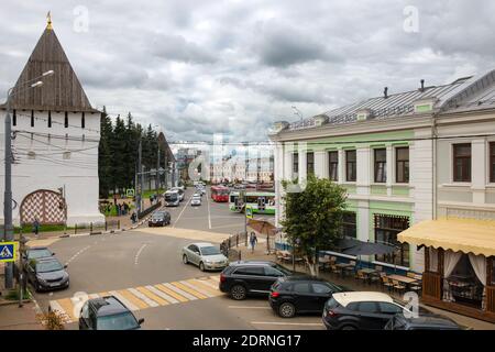 Jaroslawl, Russland - 14. August 2020: Blick auf das Dreikönigsgebiet an einem Sommerabend. Goldring von Russland Stockfoto