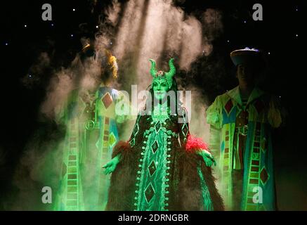 Priscilla Presley (Wicked Queen) in SCHNEEWITTCHEN UND DEN SIEBEN ZWERGEN im New Wimbledon Theatre, London SW19 13/12/2012 Geschrieben von Eric Potts Regie: Ian Talbot Stockfoto