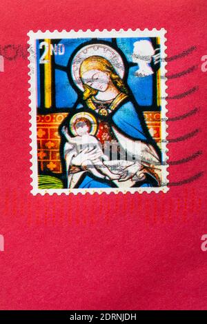 Weihnachtsmarke 2. Klasse mit Madonna und Kind auf rotem Umschlag - Briefmarke 2. Klasse Stockfoto