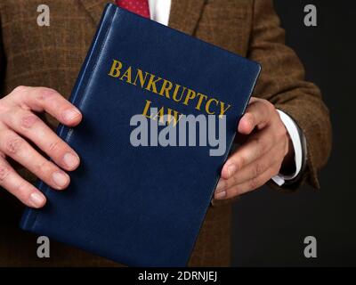 Insolvenzrecht Buch in den Händen eines Rechtsanwalts. Stockfoto