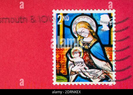 Weihnachtsmarke 2. Klasse mit Madonna und Kind auf rotem Umschlag - Briefmarke 2. Klasse Stockfoto