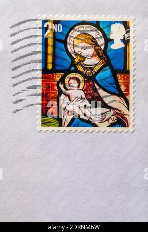 Weihnachtsmarke 2. Klasse mit Madonna und Kind auf weißem Umschlag - Briefmarke 2. Klasse Stockfoto