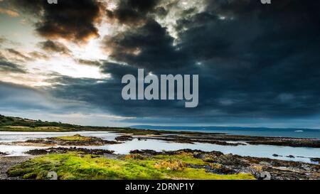 Gezeitenlagunen auf Belfast Logh am Ballymacormick Point, Groomsport, County Diown, Nordirland an einem Spätsommerabend. Stockfoto